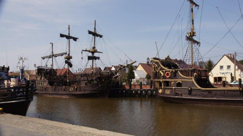 Wikingerschiffe im Hafen von Leba Wikingerschiffe im Hafen von Leba